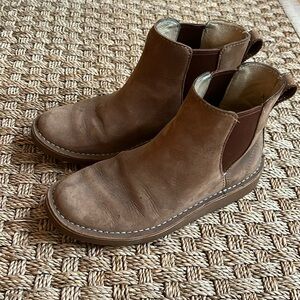 LL Bean Women's tan leather chelsea boot size 7 GUC